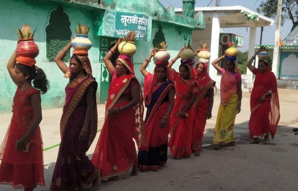 कलश यात्रा के दौरान भगवा साड़ी में सबसे आखिरी में दिख रही हैं शबाना बेगम।