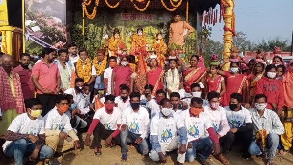 सीएम बघेल ने की ननिहाल आ रहे भांचा राम की अगवानी, पर्यटन रथ के लिए राहों पर बिछा फूलों का बिछौना